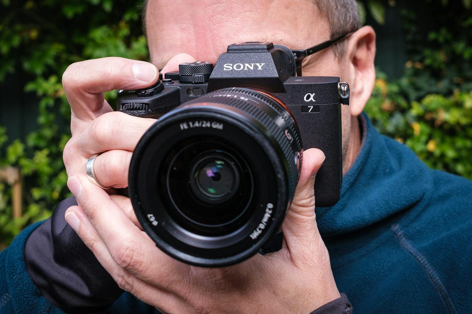 Valokuvaaja kamera kädessä